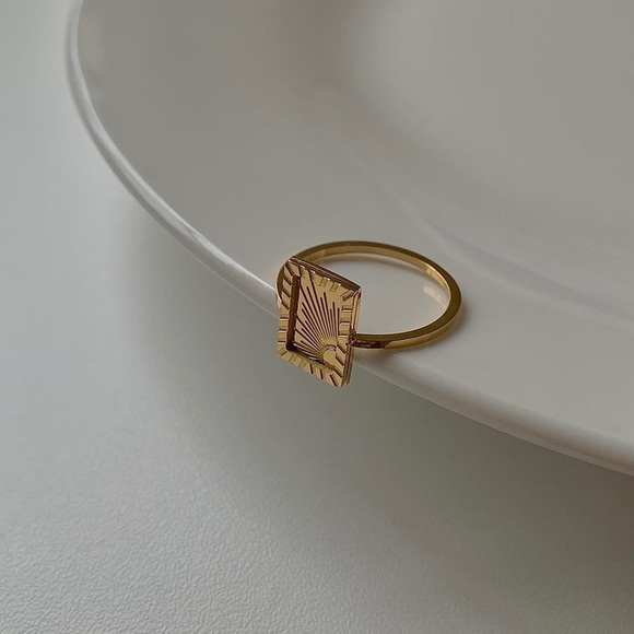 18k gold rising sun signet ring, gold signet ring, sun signet ring,sunburst ring - Picture 2 of 4